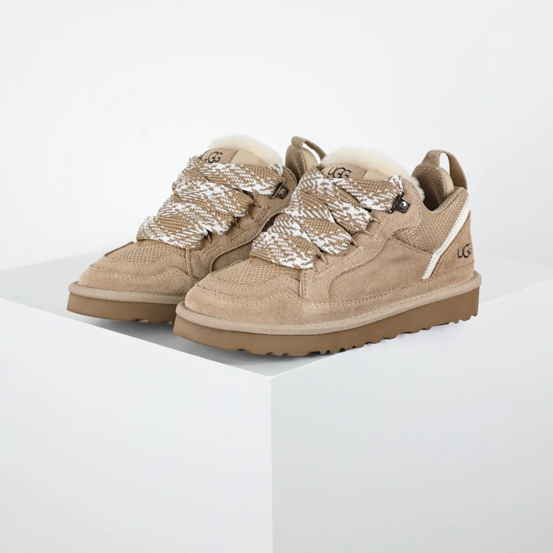 Pick up locally 💰660 Core recommended good price Independently developed original outsole, cashmere insole, keeping warm in winter, suitable for home use. In recent years, uug has launched a style series, which is partially skewed towards the preferences of young consumers, and has also been at the forefront of fashion trends. Shoe body material, water-repellent coated suede upper, 17mm UGGPURE™ implanted wool insole, lightweight non-slip and comfortable rubber outsole, with brand LOGO, complete packaging, size: 35 36 37 38 39 40 41 42 43 44 45